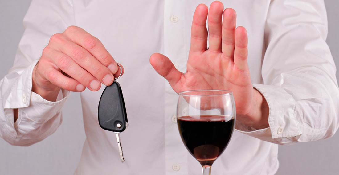 мужчина с ключами от машины в руках перед бокалом вина